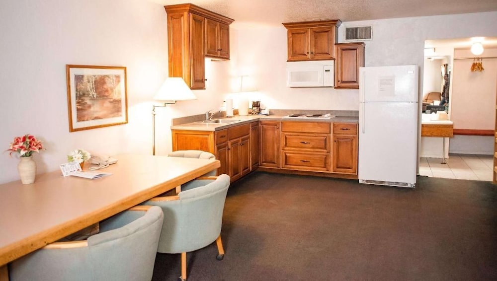 Deluxe Studio, 1 King Bed, Non Smoking, Kitchenette photo 2