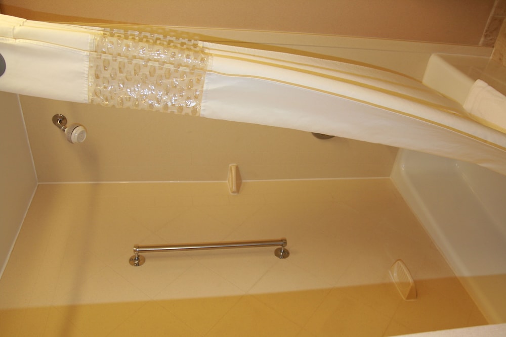 Room, 1 King Bed, Non Smoking (Shower Only) - Photo 5