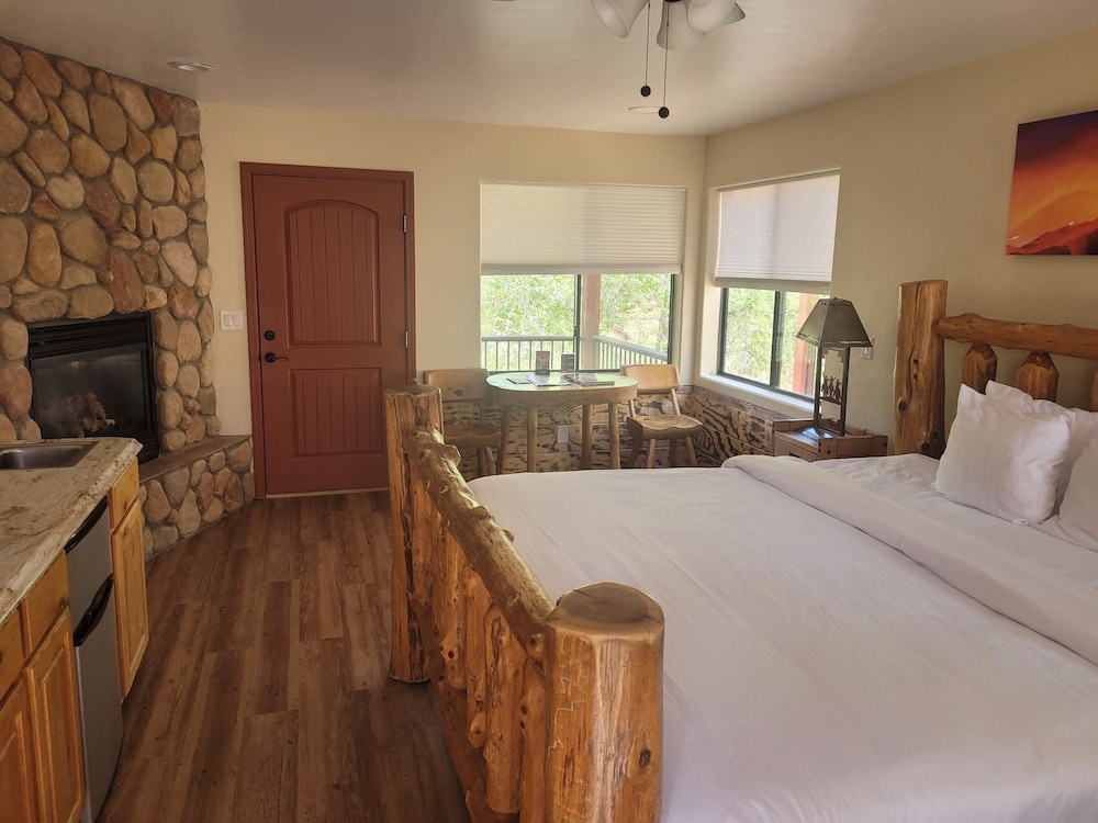 Cowboy Cabin with 1 King Bed photo 1