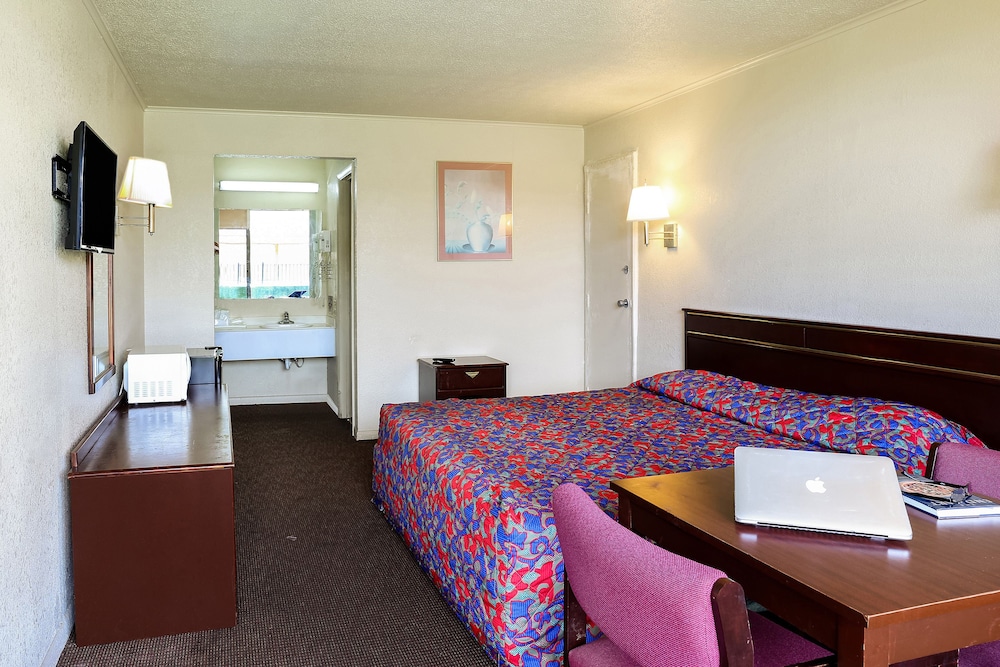 Economy Room, 1 King Bed - Non Smoking photo 3