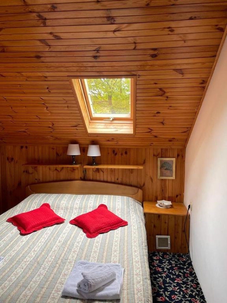 House (Three Bedroom Holiday Home with Swimm)