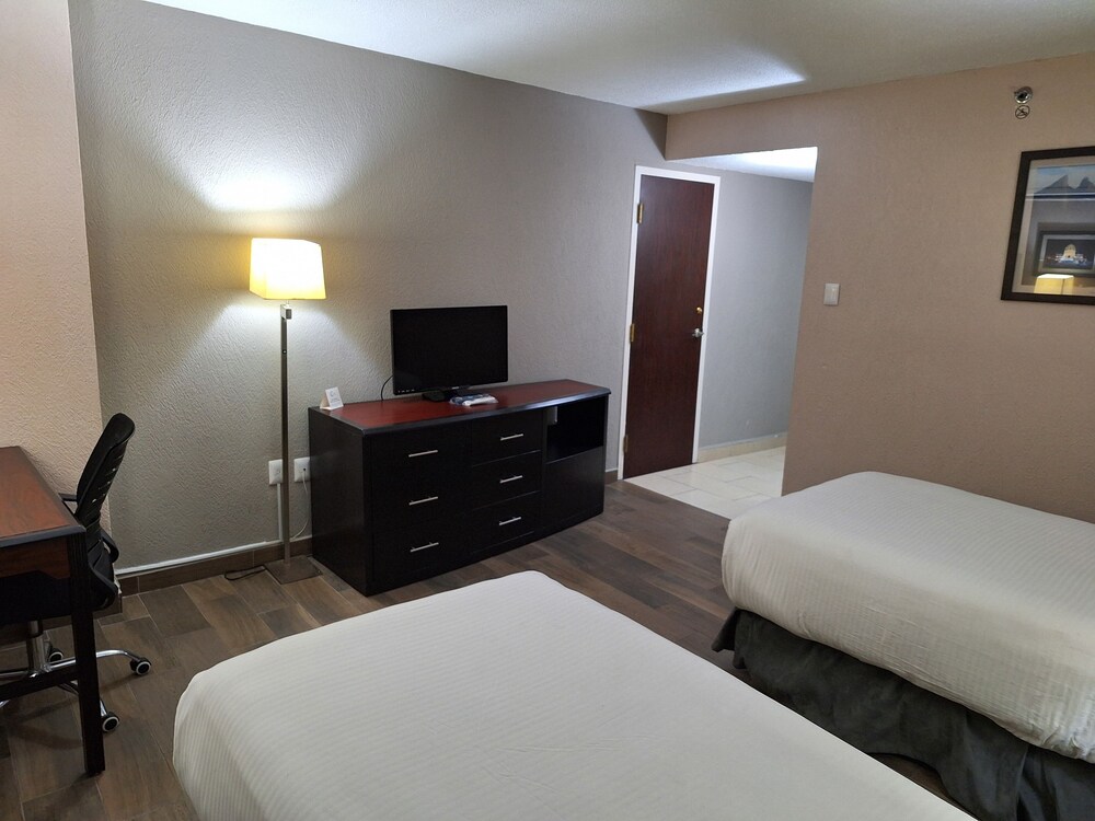 Standard Room, 1 King Bed, Non Smoking - Photo 4