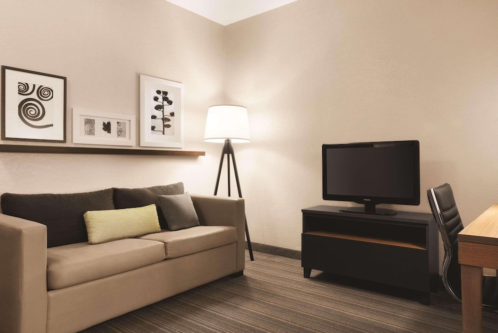 Suite, 1 King Bed with Sofa bed, Non Smoking - Photo 4