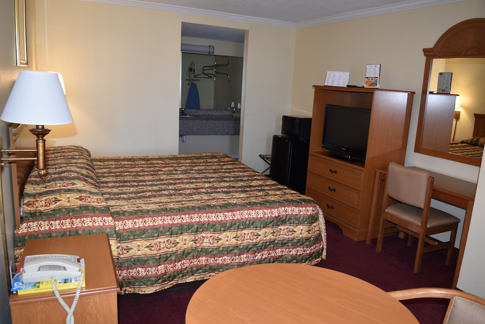 Standard Room, 1 King Bed, Non Smoking photo 1