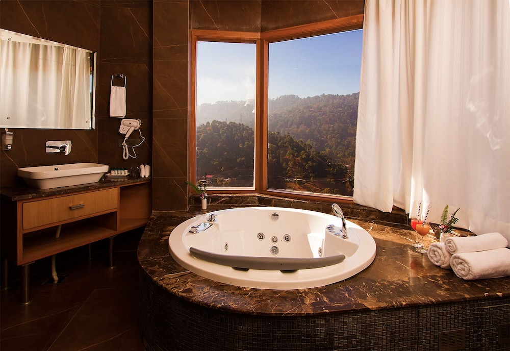 Queen Jacuzzi Suite - Photo 4