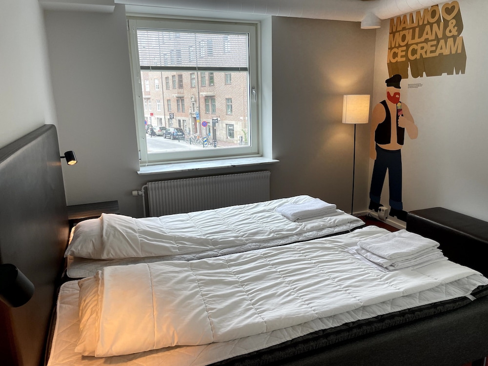 Standard Triple Room, 3 Twin Beds, Shared Bathroom photo 2