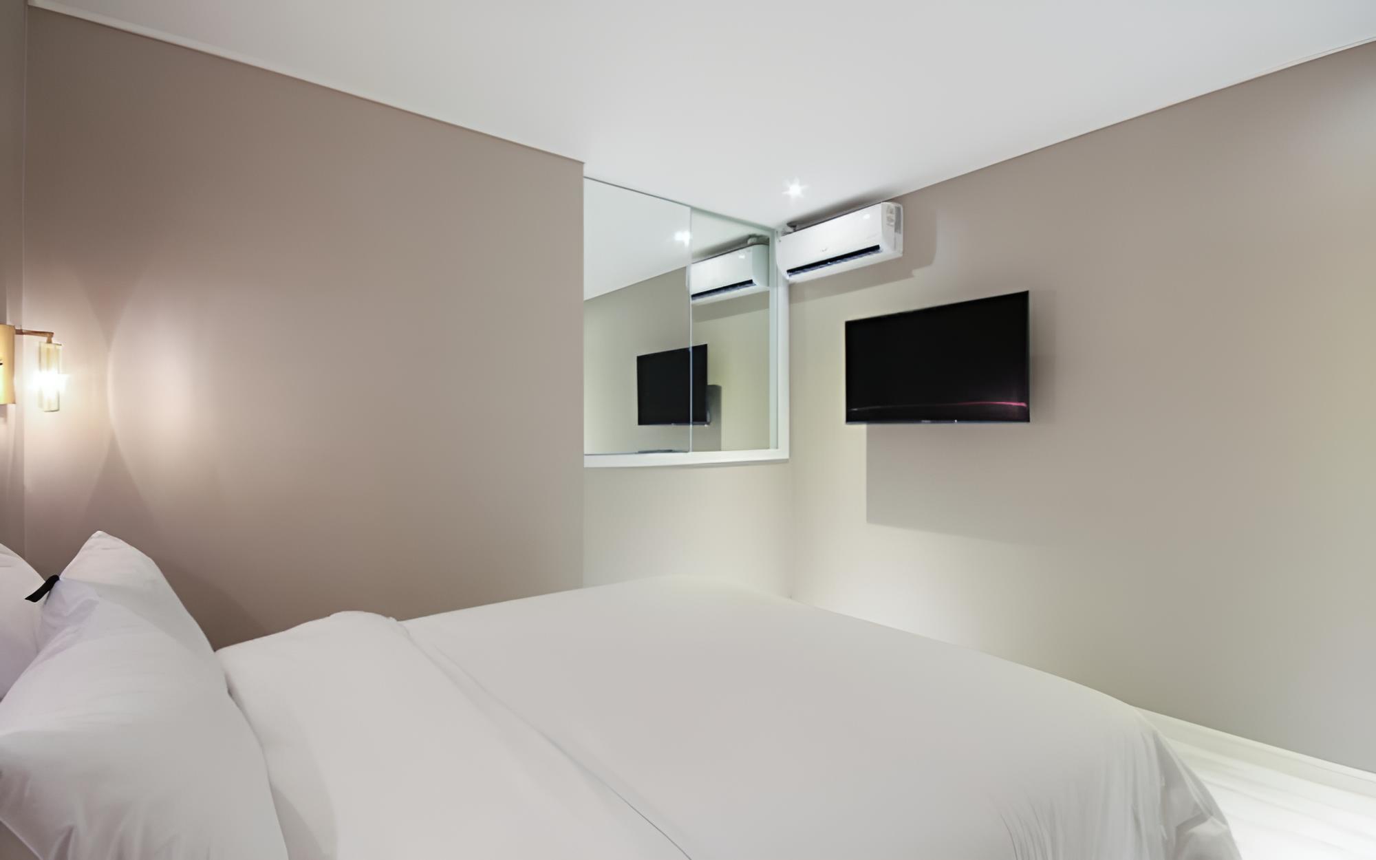 Room (Premium Family Room (with Netflix)) photo 2