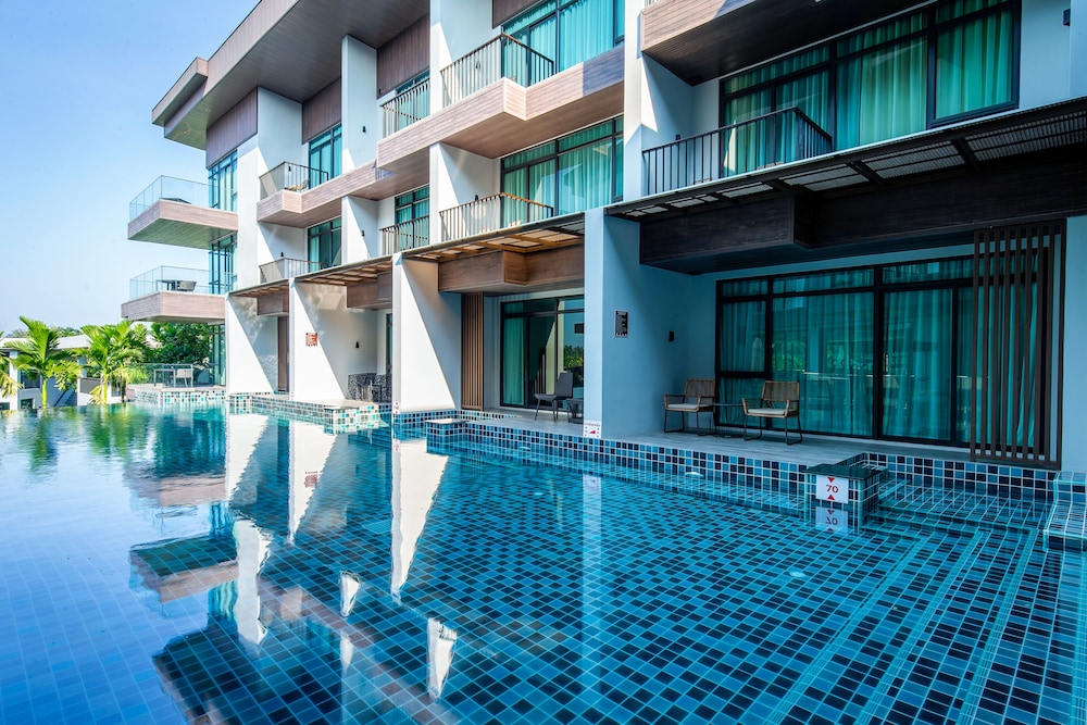 Deluxe Pool Access - King bed - Photo 1