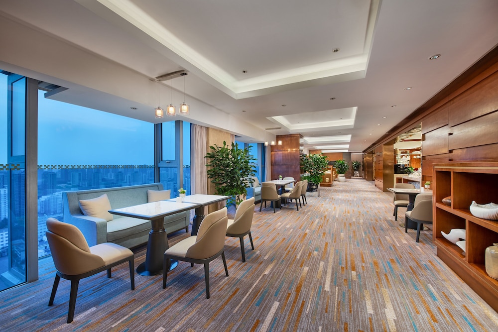 Suite, 1 Bedroom, Club Lounge Access (Living) - Photo 7