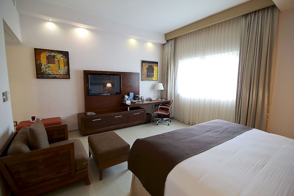 Deluxe Room, 1 King Bed photo 3