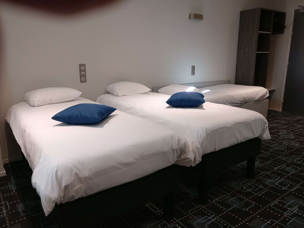 Superior Suite, 2 Bedrooms (4 Single, 1 Double) photo 3