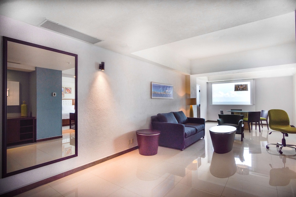 Studio, 1 King Bed, Refrigerator (Wet bar) - Photo 6