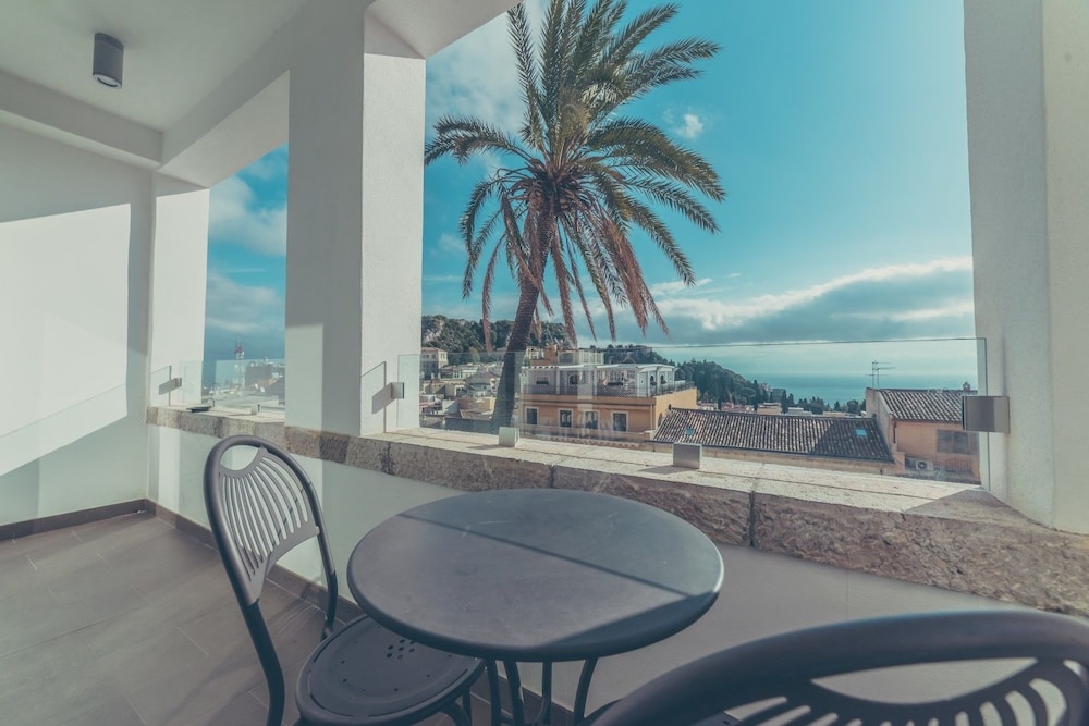Deluxe Double Room, Balcony - Photo 3