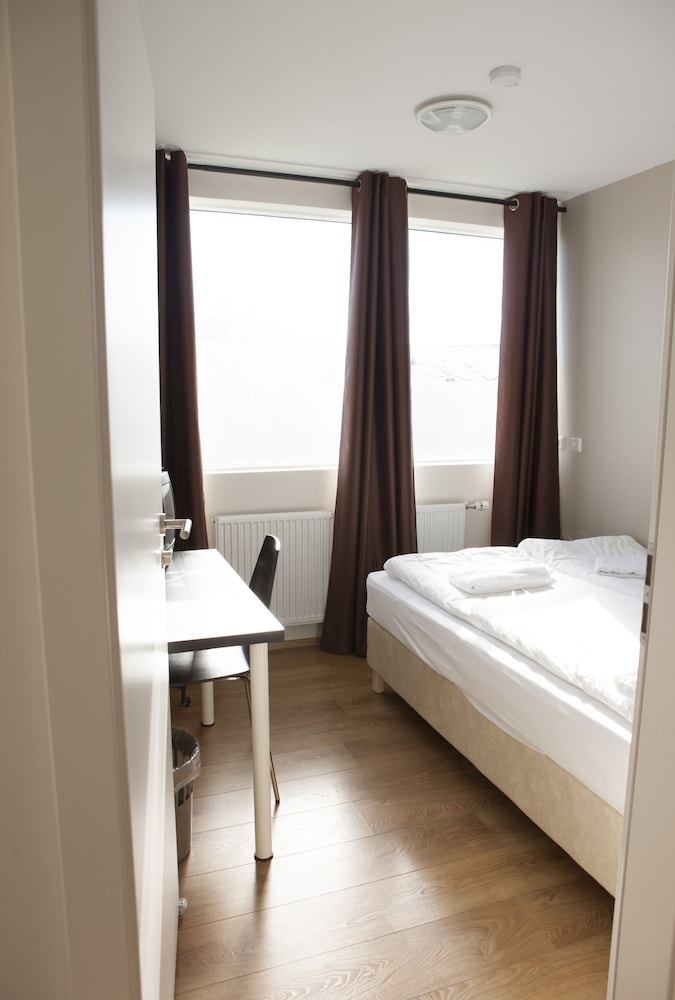 Junior Double Room, 1 Queen Bed, Shared Bathroom photo 1