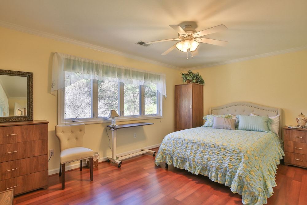 Deluxe Room, 1 Queen Bed, Accessible, Courtyard View photo 1