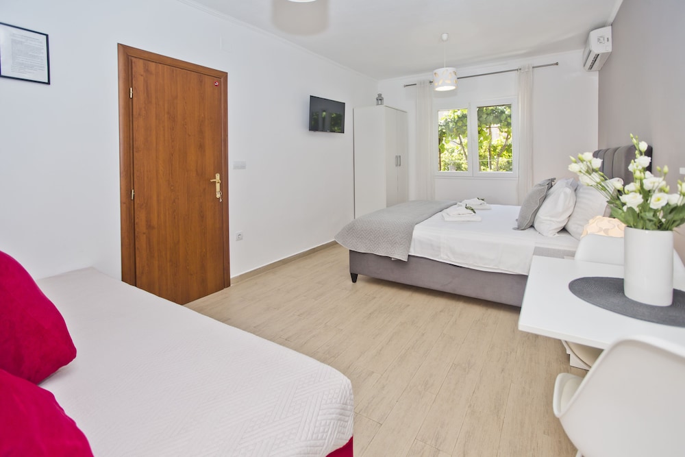 Classic Studio, 1 King Bed, Terrace, Garden View photo 3