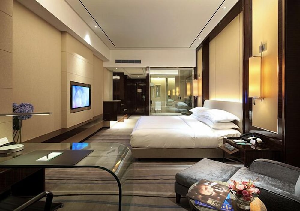 Executive King Size Bed Lake View Room