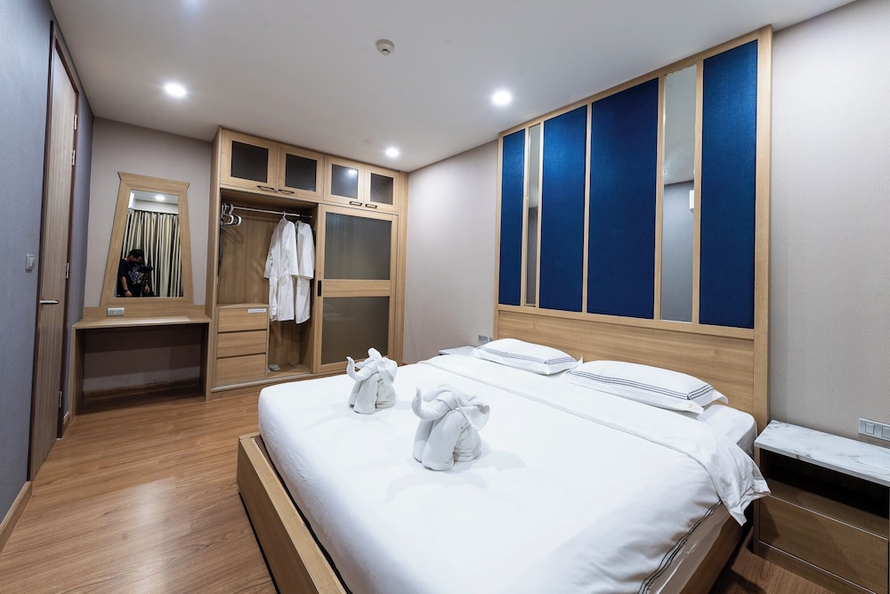 Superior Suite, 1 Bedroom, Balcony, Pool View