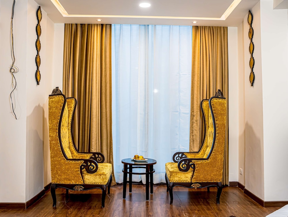 Premium Room, 1 King Bed, Non Smoking, Mountain View - Photo 1