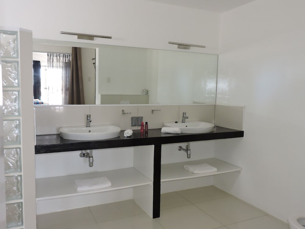 Deluxe Triple Room, 1 Bedroom, Pool View photo 2