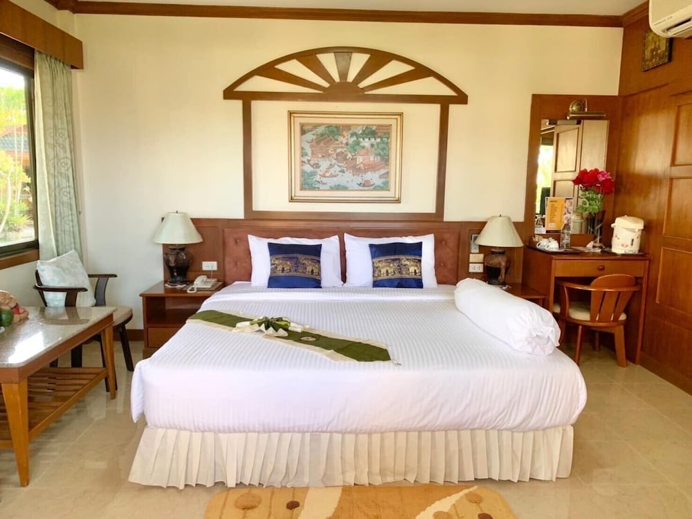 Classic Double Room, 1 King Bed, Bathtub, Garden View