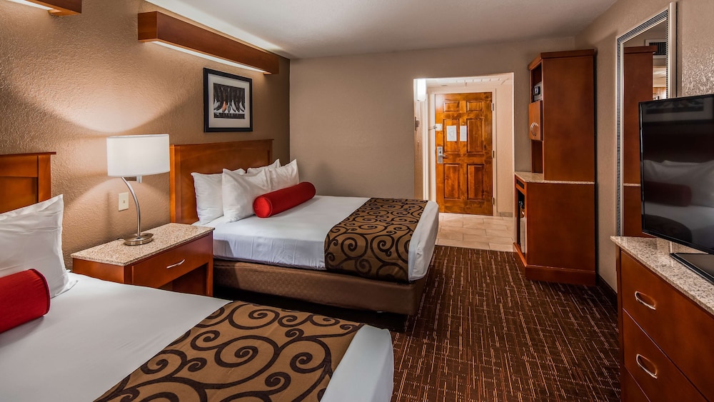 Standard Room, 2 Queen Beds, Refrigerator & Microwave, Pool View - Photo 2