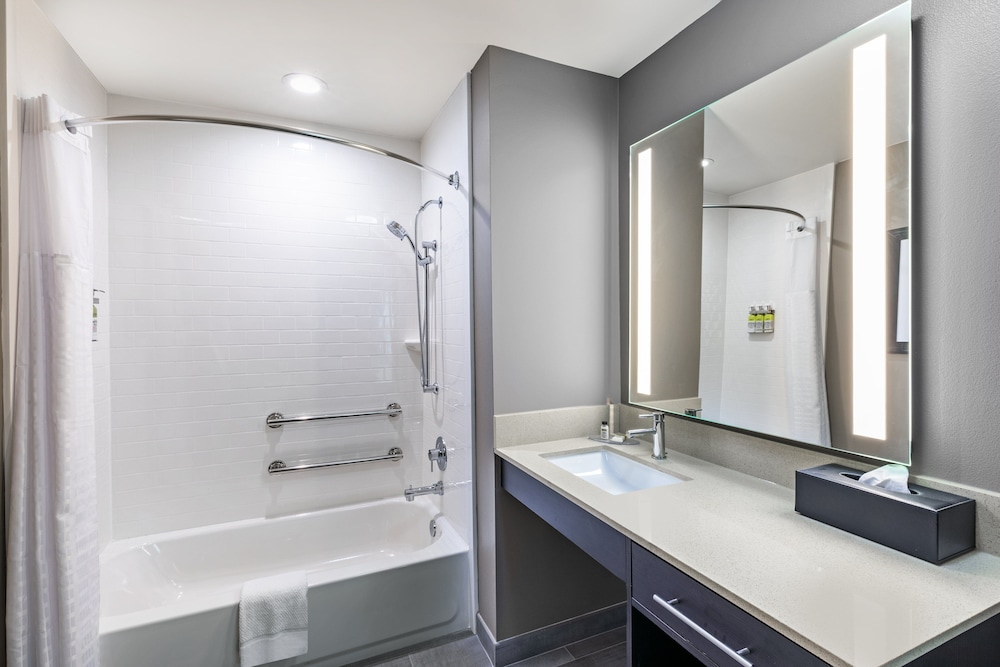 Suite, 1 Bedroom, Accessible, Kitchen - Photo 7