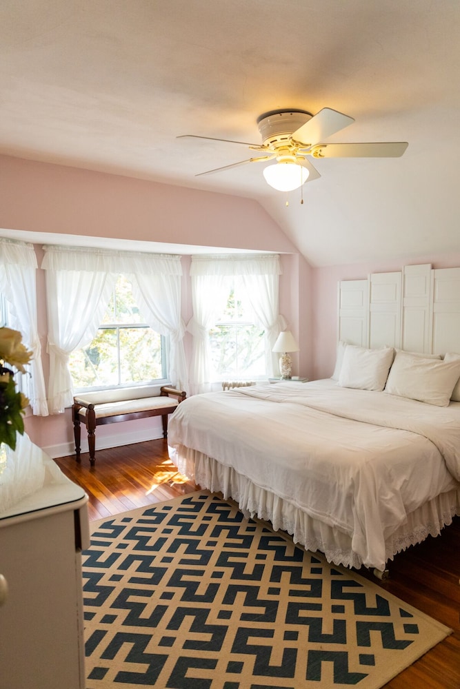 Standard Room, 1 King Bed, Bay View