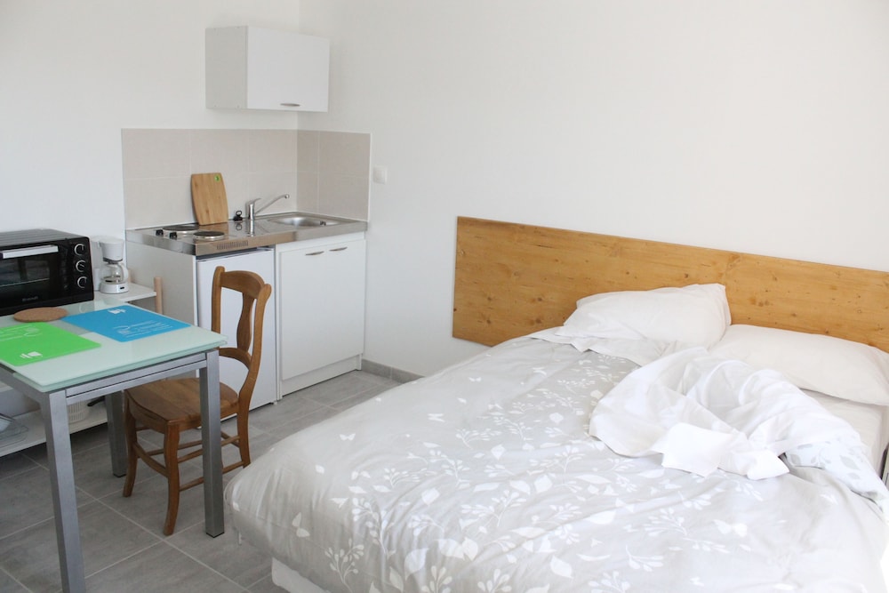 Comfort Room, 1 Double Bed, Refrigerator, Mountain View photo 1