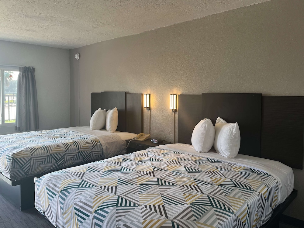 Standard Room, 2 Queen Beds, Non Smoking - Photo 3