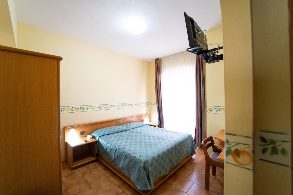 Room, Balcony - Photo 3