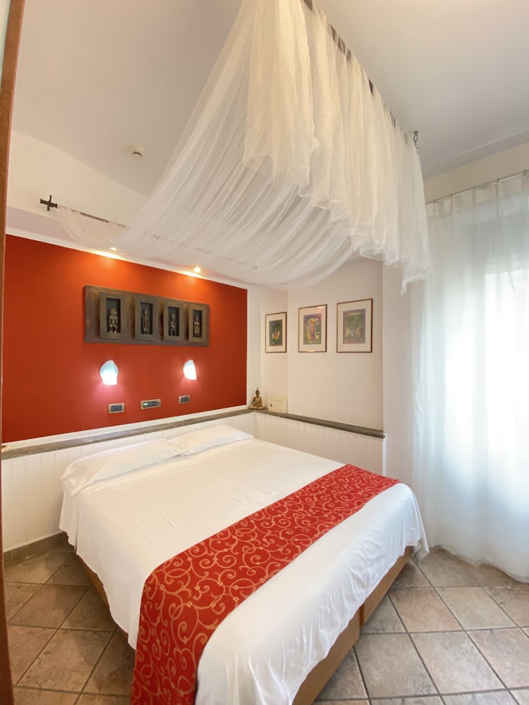 Standard Double Room, 1 Queen Bed, Non Smoking, Air conditioning - Photo 3