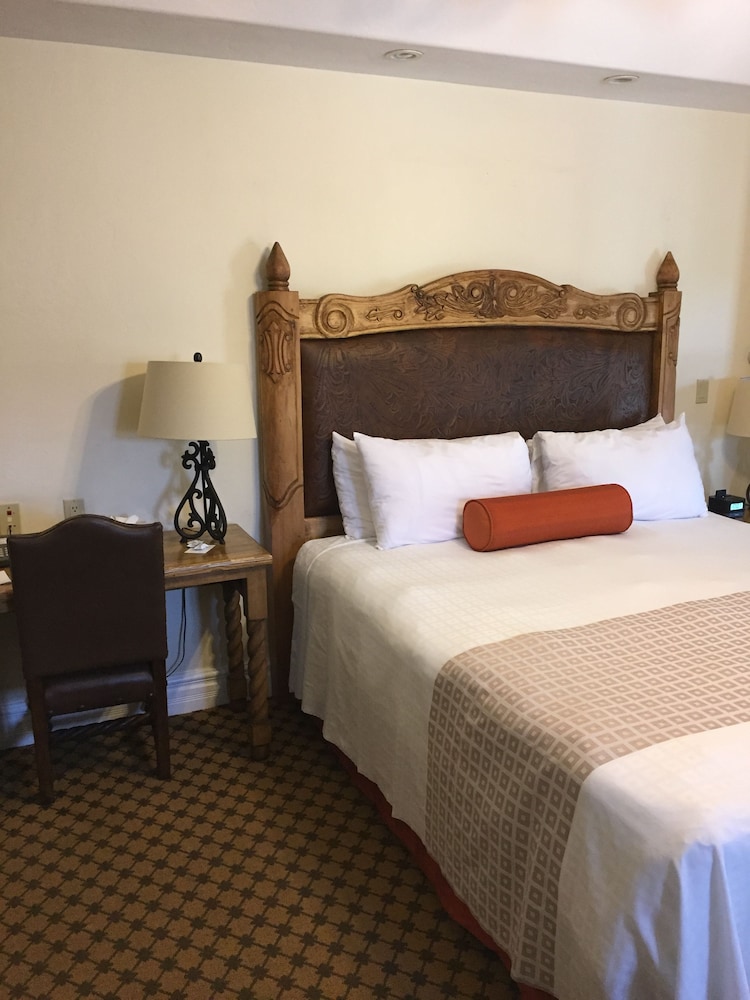 Deluxe Room, 1 King Bed - Photo 3