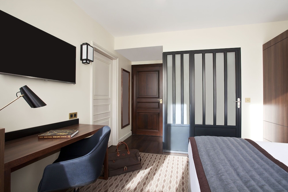 Deluxe Room thumbnail 6