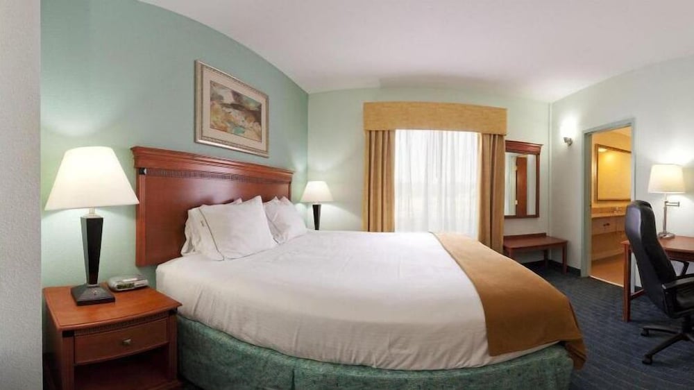 Suite, 1 King Bed, Accessible (Comm, Accessible Tub) photo 3