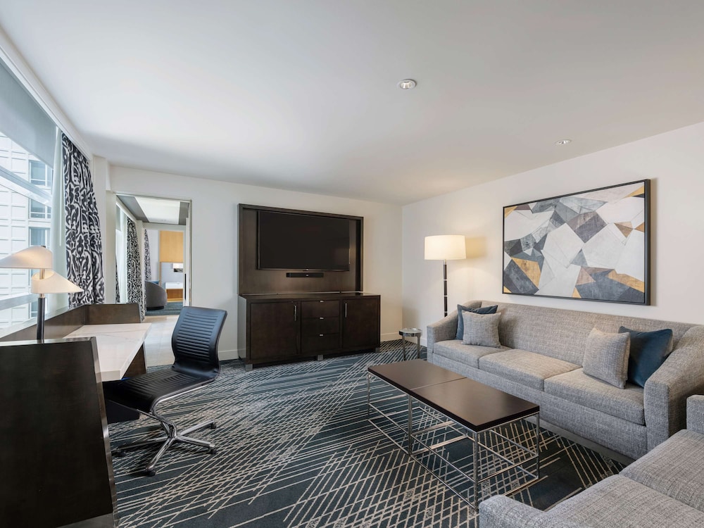 Signature Suite, 1 Bedroom, 1 King Bed, 1 Sofabed - Photo 3