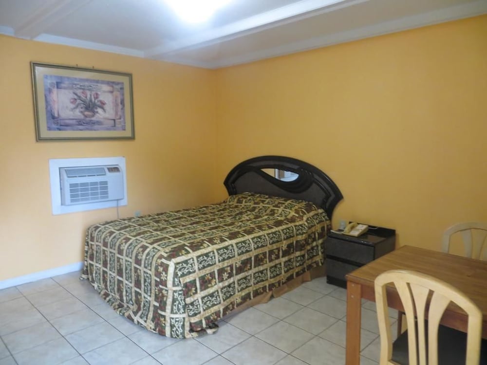 Standard Room, 1 Queen Bed, Non Smoking photo 1