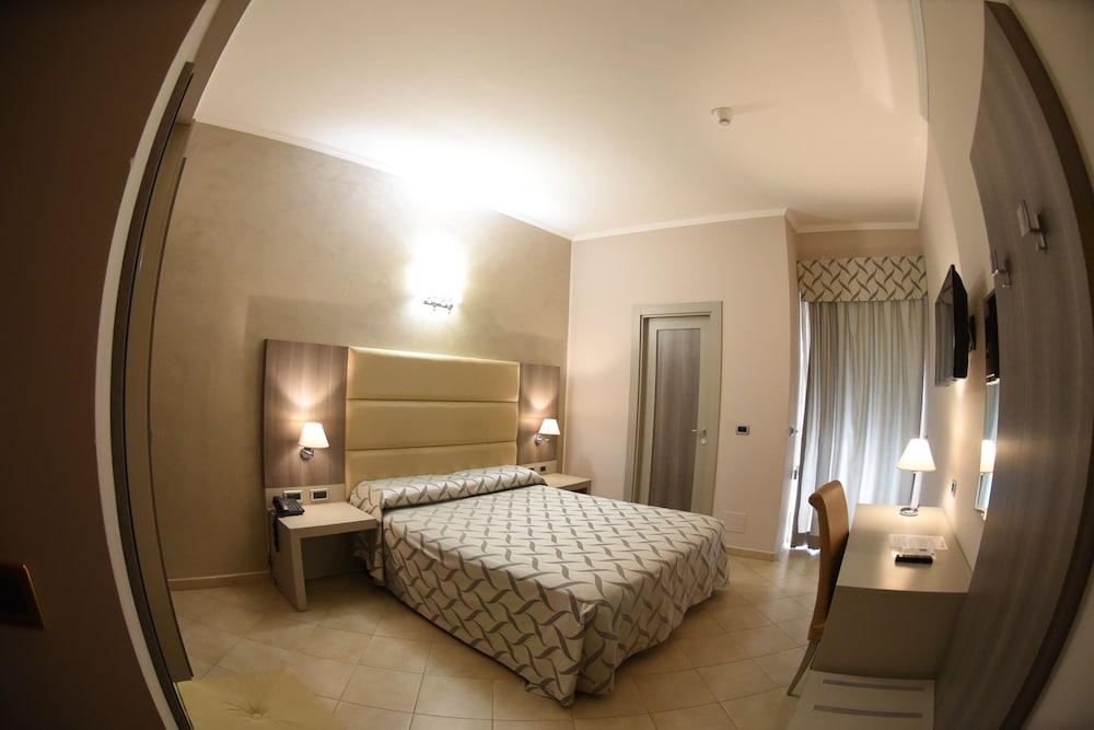 Standard Room, 1 Queen Bed, Accessible, Sea View