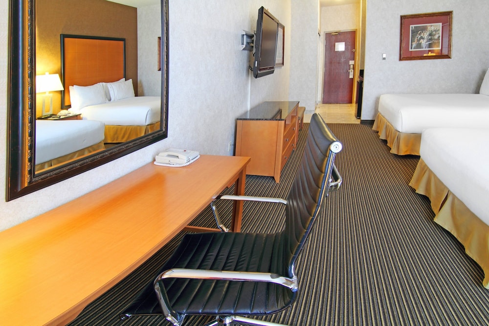 Standard Room, 2 Queen Beds - Photo 9