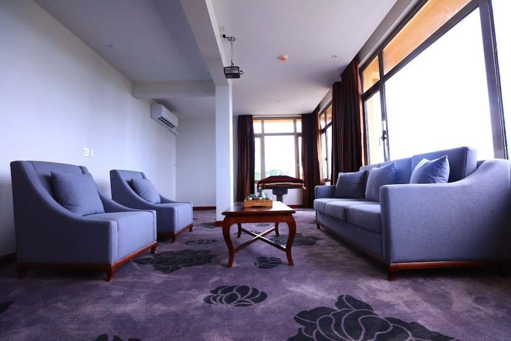 Tianfu Executive Suite, 1 King Bed, Garden View (Extra Bed Available) photo 2