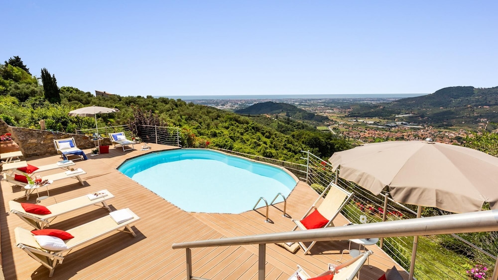 Villa photo 2