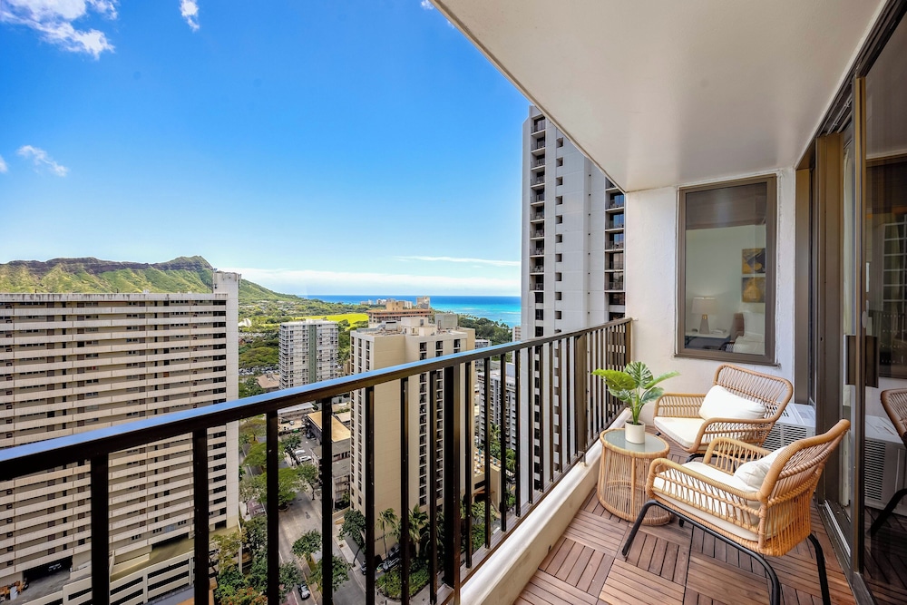 Premium Remodeled Condo with Ocean View and Parking: Premium Apartment, 1 King Bed with Sofa bed, Ocean View (WB 2713 T1) photo