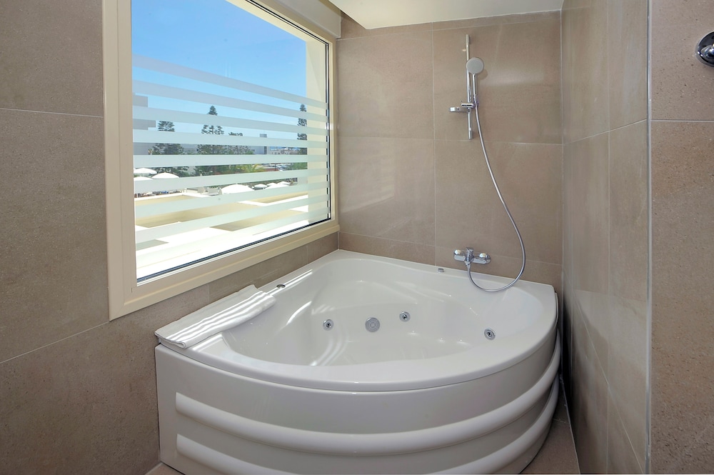 Luxury Sea View Junior Suite Spa Bath photo 3