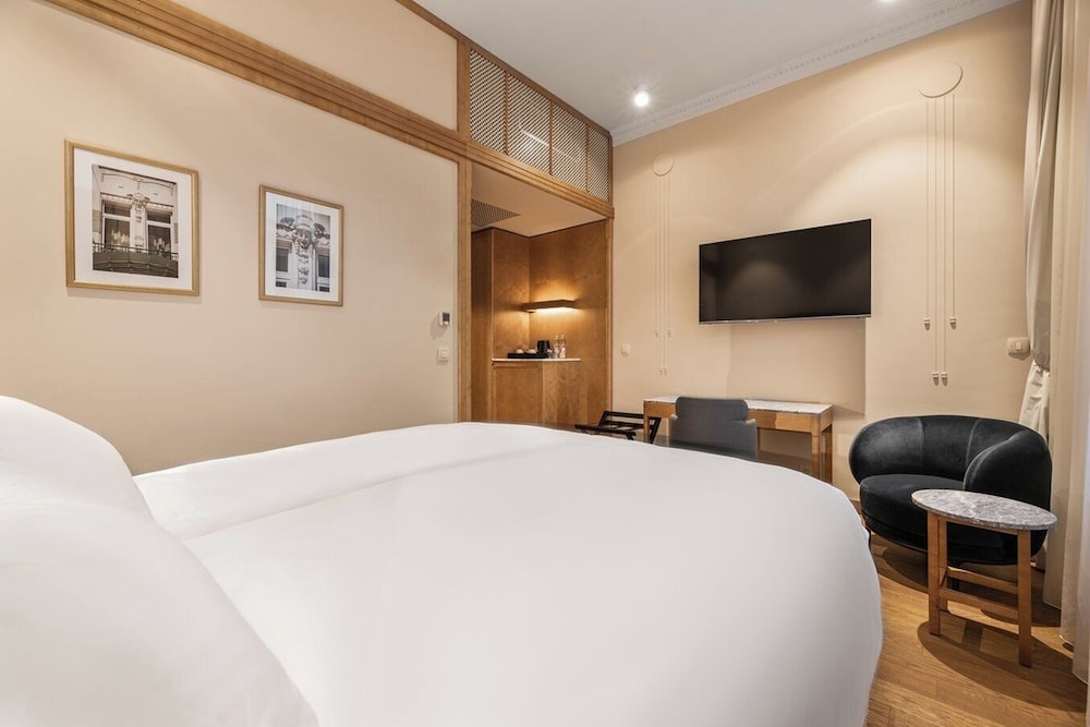 Comfort Room (Superior) - Photo 3