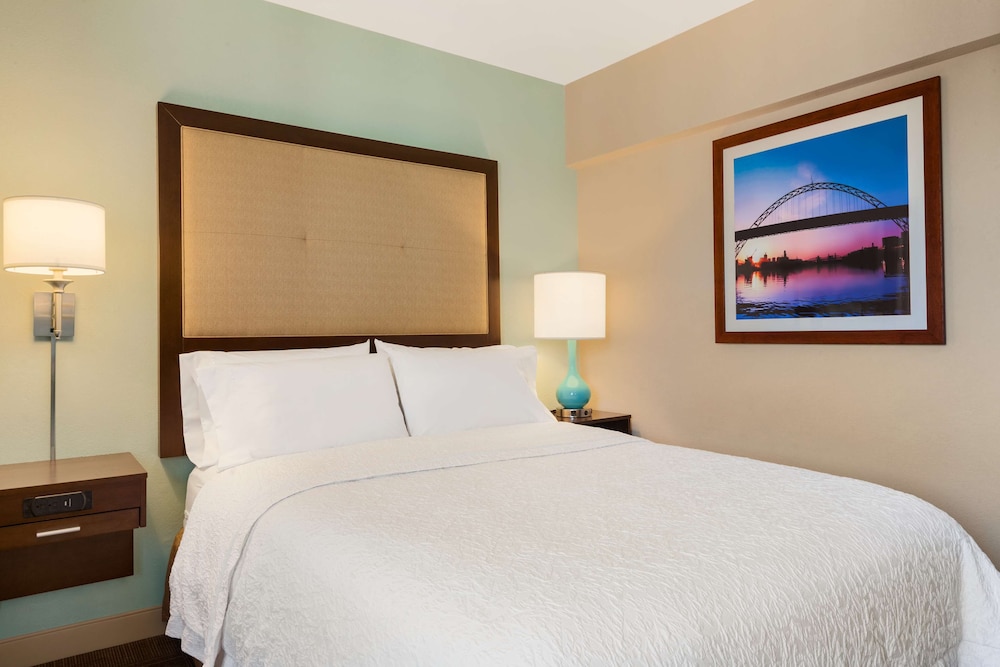 Standard One Queen Bed - Photo 4