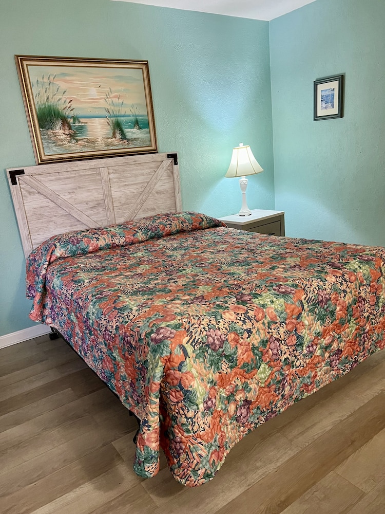 Standard Double Room, Multiple Beds, Non Smoking, Private Bathroom (1 Queen Bed & 1 Single Bed) photo 2