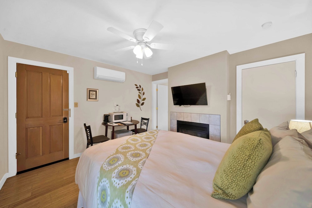 Luxury Room, 1 Queen Bed, Fireplace (Goldfinch) photo 2