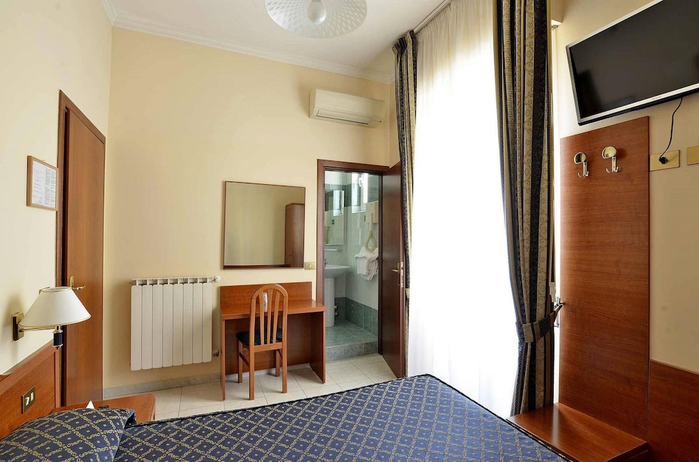 Economy Twin Room photo 3