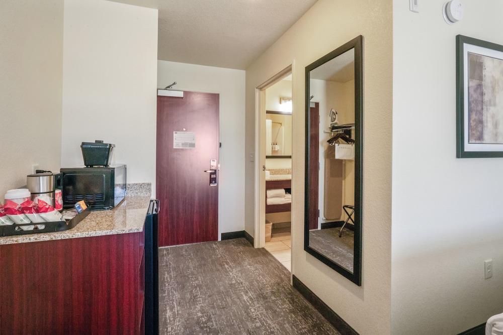 Room, 2 Queen Beds, Non Smoking (Guestroom) - Photo 5
