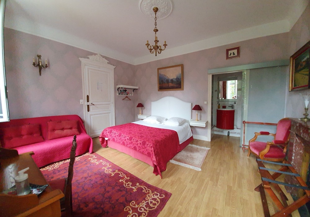 Economy Room, 1 Queen Bed (Chambre Les Coquelicots) photo 2